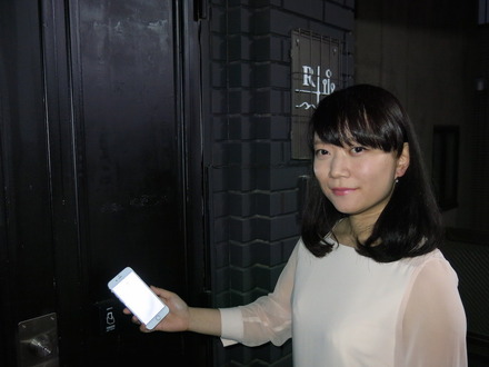 玄関ドアにAkerunを配置。外からはタッチで入場できる。写真は、実際に利用している女子大学生