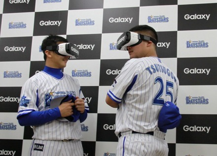 リアルなVR映像に、思わず構える筒香選手