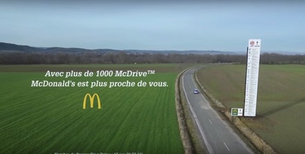 「1000店舗以上のマックドライブで、マクドナルドは、よりあなたの身近に」（動画「McDonald's Panneau directionnel #McDriveKing」より）
