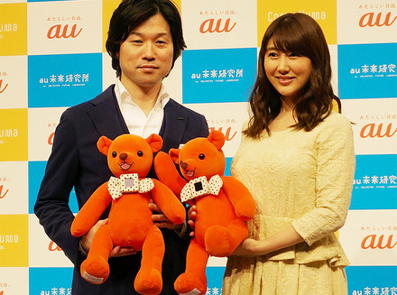 au未来研究所で開発されたぬいぐるみ型のコミュニケーションツール「Comi Kuma（コミクマ）」