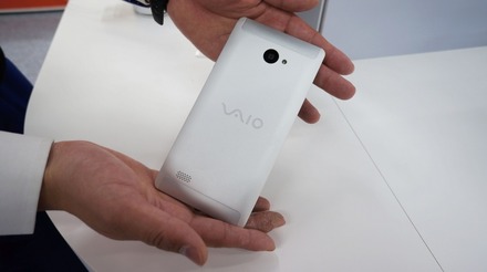 「VAIO Phone Biz」のアルミニウム削り出し筐体。店頭で触って、感触を確かめてほしい