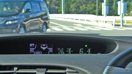 インストルメントパネルに車両周辺の交通環境を表示（トヨタ ITS実験場のデモンストレーション）参考画像