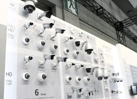 「SECURITY SHOW 2016」のパナソニックブースに展示されていた同社のネットワークカメララインナップ。4月以降に出荷される製品には新たな対策が反映されているとのこと（撮影：防犯システム取材班）