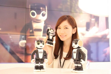 シャープは14日、携帯できるモバイル型のロボット電話「ロボホン」を5月26日より発売開始すると発表した