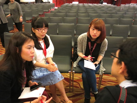 インタビューに答えてくれた中国メディアの皆さん（写真右から、SHARON SHEN氏、・QUIN LI氏※一番左は通訳スタッフ）