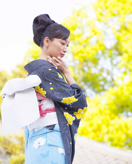 昼と夜をイメージしたブルーの濃淡の配色が美しい着物には、白のエナメルのヘアアクセサリーを付けて、愛らしい雰囲気