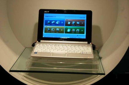 発表会場となったホテルで展示されていた「Aspire one」。カラーはブルー、ブラウン、ホワイト、ピンクの4種類