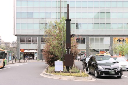 東京・秋葉原駅前に設置されている緊急速報「エリアメール」対応警報装置（撮影：防犯システム取材班）