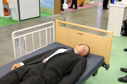 「離床リスク検知センサ」では、起き上がりを確認するセンサーを、ベッドわきのポールに設置