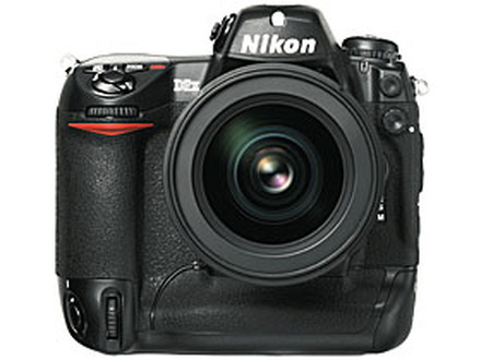 　ニコンは、有効画素数12.4MピクセルのCMOSを搭載し、5コマ/秒の連写を実現した、プロ向け最高級デジタル一眼レフカメラ「D2X」を2005年1月に発売する。価格は630,000円。