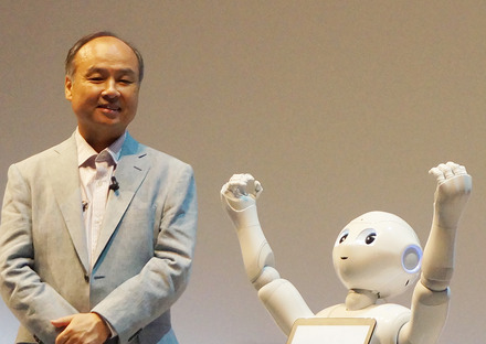 SoftBank World 2015の基調講演の壇上に立つ孫正義氏とペッパー