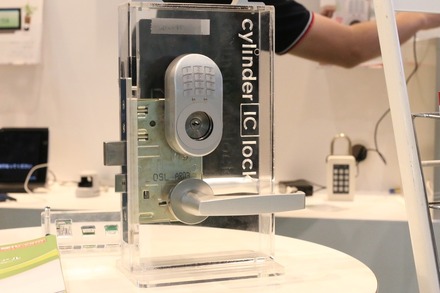 エイディーシーテクノロジーが電気錠メーカーのシーズンテックと共に共同開発した「テンポロックドア」。スマホ、ICカード、暗証番号入力による解錠が可能だ（撮影：防犯システム取材班）