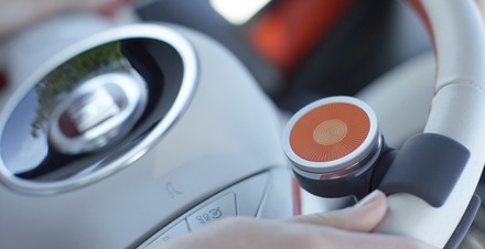 運転中、画面を見ることなくスマホ操作を可能にしてくれるデバイス「O6」