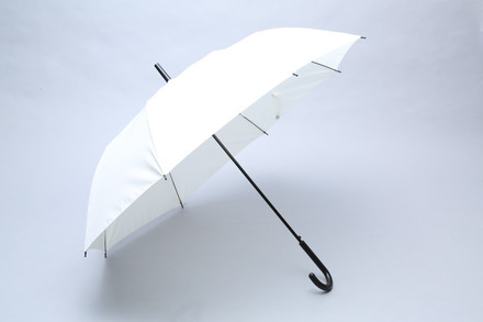 安全で環境に優しい傘「ポッキー」。強風にあおられてもあえて折れることで破損を防ぎ、閉じて差し直すと元に戻る（画像はプレスリリースより）