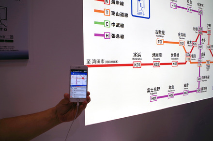 駅に掲示されている路線図の照明に、光ID送信機能付きのLED光源を組み込んだ場合。スマートフォンをかざすことで、ユーザーの母国語で表示を行うことなどが可能となる（撮影：防犯システム取材班）