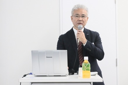 2015年10月にリニューアルオープンした日本カバの「東京ショールーム」のセレモニーの際にDorma社との経営統合と今後のビジョンを発表した日本カバの指原洋一代表(撮影:防犯システム取材班)