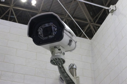 LANケーブルを使った配線とレコーダーなどの録画機器が不要であることを特徴したモバイルカメラサービス「TAGURI@CAM」で使われる同社製のネットワークカメラ（撮影：防犯システム取材班）