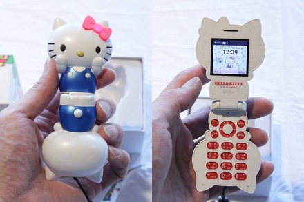 オーラ社が、サンリオとライセンス契約を交わして開発した「ハローキティフォン Hello Kitty FIGURINE KT-01」