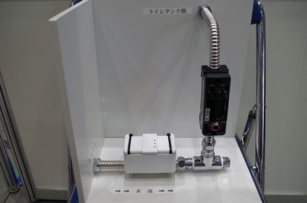 給水管に後付できる新型流水センサーと超音波センサー。流水センサーと見守りステーションはBluetoothによる無線接続で、タブレット側には通信SIMを内蔵のため、センサーを取り付けるだけで複雑な配線などを必要としない（撮影：防犯システム取材班）