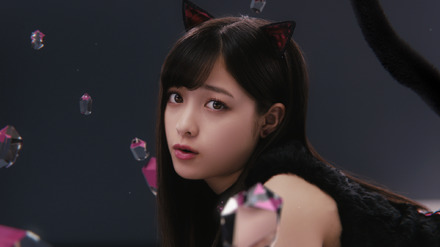 橋本環奈が黒猫に!17歳と思えない大人の仕草【動画】