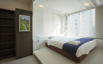 スマートホステル「＆AND HOSTEL」は日本初となるIoT体験型宿泊施設。11種の最先端IoTデバイス・技術が採用されている（画像はプレスリリースより）