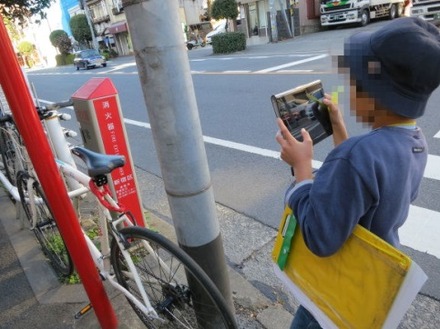 新宿区立愛日小学校で行われた授業では、小学4年生の児童がタブレットPCを用いて消火器や消火栓の場所などを記録し、ハザードマップを作成した（画像はプレスリリースより）