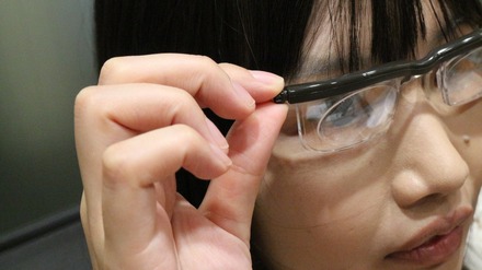 フレーム全面の両端にあるダイヤルを回すことで、左右それぞれの目の視力に調整できる(撮影:防犯システム取材班)