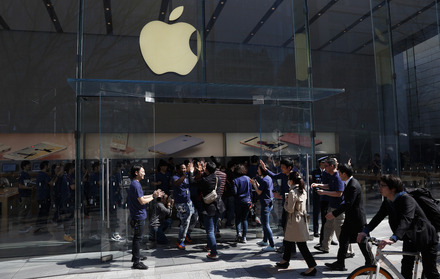 iPhone SEの発売日の様子(Apple Store 表参道)(C)Getty Images