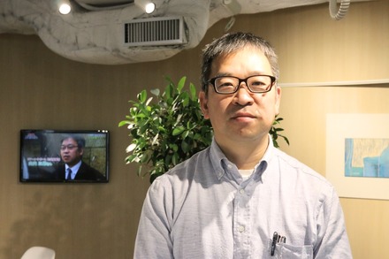 アースアイズの代表取締役・山内三郎氏。防犯ロボット「アースアイズ」は、同氏が設立したリテールサポートで提供している万引き防止システム「サブローくん」シリーズをベースに進化させた製品となる（撮影：防犯システム取材班）