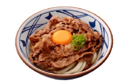 丸亀製麺が「牛すき釜玉うどん」!甘辛い割り下で焼いた牛肉に玉子をのせて