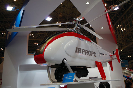 多目的無人ヘリコプター「EARTH ONE」。すでに飛行できる段階となっており、来年4月あたりでの市場投入を予定している。全長1,700mm、エンジン排気量は120ccで、約50分間の飛行が可能（撮影：防犯システム取材班）