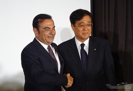 日産自動車のカルロス・ゴーン社長と三菱自動車工業の益子修会長（12日）