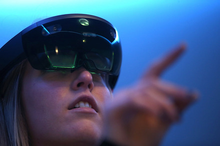 Microsoftのヘッドマウントディスプレイ「HoloLens」（c）Getty Images