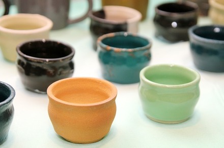 トラストシステムが3Dプリンターで作ったぐい飲み。素材に実際に陶芸で使われている土を使用している