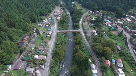 「日本一きついコース」とも言われるいびがわマラソンの会場周辺の上空画像。地上では道が狭いため死角も多いが、ドローンで上空から監視することで安全面を強化する（画像はプレスリリースより）