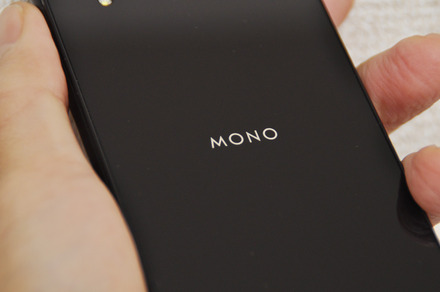 背面にMONOのシリーズロゴを配置。ピカピカのフロント・リアガラスパネル仕様なので、ブラックモデルは特に指紋が付くとやや気になる