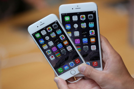 2014年に発売されたiPhone 6 Plus（右） （C）Getty Images