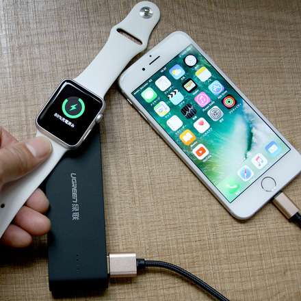 Apple WatchとiPhoneの同時充電が可能なモバイルバッテリーが発売
