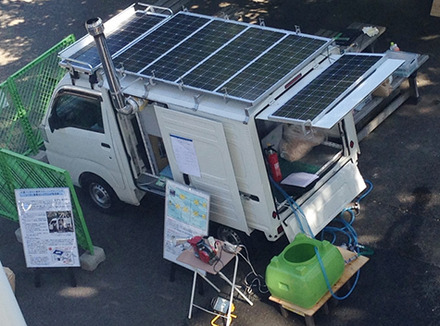 軽自動車の上面に展開されたソーラーパネルは1時間で最大600Wの発電が可能で、被災地での電力供給に威力を発揮する（画像はプレスリリースより）