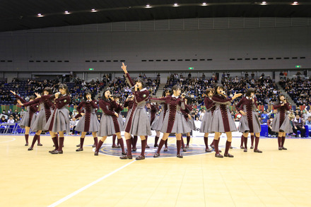 欅坂46、4000人のバスケファンを前に新曲「二人セゾン」披露