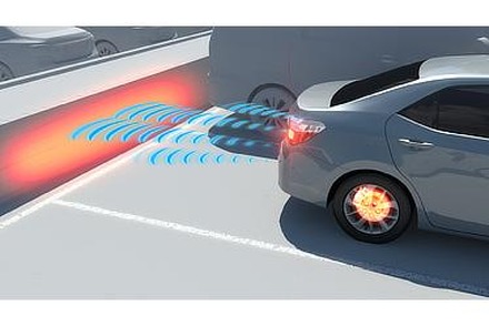 ICSは車速15km/h以下状態などで、ブレーキペダルの踏み忘れや踏み遅れ、アクセルペダルの踏みすぎなどでも障害物を検知すると動作し、ハイブリッドシステムの出力抑制とブレーキによる減速が行われる（画像はプレスリリースより）