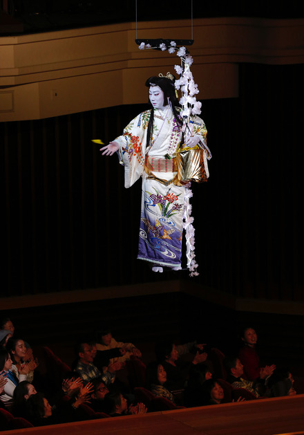 市川猿之助、「二月花形歌舞伎」で宙乗り豆まき