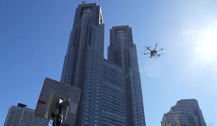 ドローン映像は新宿中央公園から工学院大学、新宿区役所へマルチキャストで共有され、各拠点のネットワークカメラ映像も共有される。長距離無線アンテナは4.9GHz帯を利用したRAD Data Communications社の「Airmuxシリーズ」が使用された（画像はプレスリリースより）