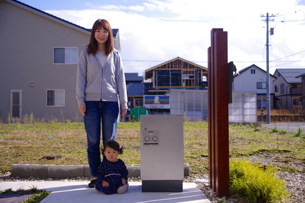 実証実験はパナソニックの戸建住宅用宅配ボックス「COMBO」をあわら市在住の共働き世帯106世帯に設置して実施。今回の中間報告では回答のあった103世帯のデータを集計した（画像はプレスリリースより）