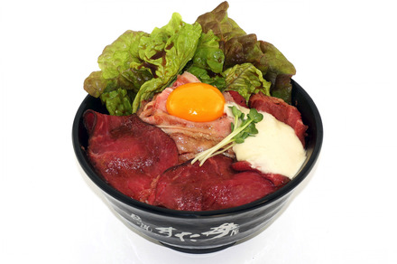 ソースも肉も2種類がミックス！伝説のすた丼屋が「W×Wローストビーフ丼」発売