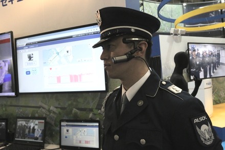 警備員の視点に近い形で装着されているALSOKのウェアラブルカメラ（撮影：防犯システム取材班）