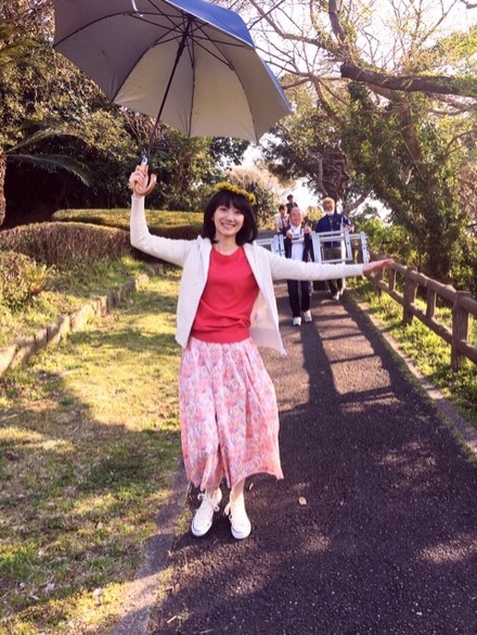 波瑠が日傘片手に陽気な浮かれポン姿を披露!ファンからは「写真可愛すぎます!!!」