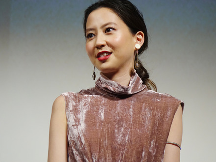 河北麻友子、背中ぱっくりセクシー衣装で登場「1920年代のビンテージ感のあるワンピで」