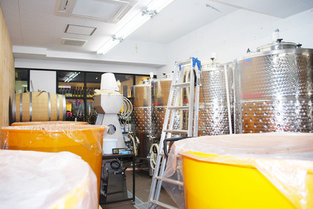 涼しい室温を保つため閉め切りの醸造所には、ブドウの匂いが濃厚に漂う