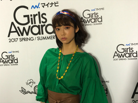 山谷花純が緑のワンピースでGirlsAwardに登場！センターステージでは笑顔も